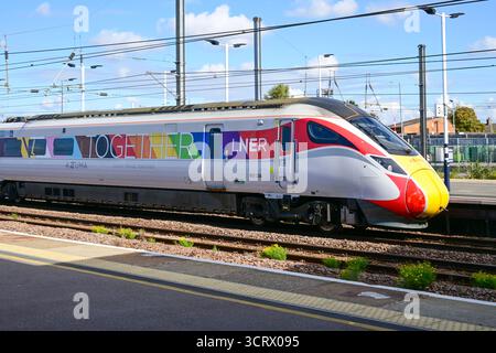 Mehrfarbiger Azuma-Express-Personenzug der Klasse 801 LNER in Peterborough, Cambridgeshire, England, Großbritannien Stockfoto