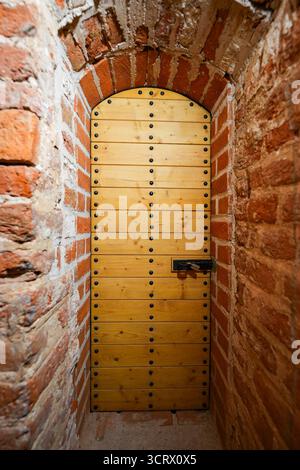 Inneres des Glockenturms der Johanniskirche in Tartu, Estland - Ziegelsteingotik-lutherische Kirche, die Johannes dem Täufer gewidmet ist Stockfoto