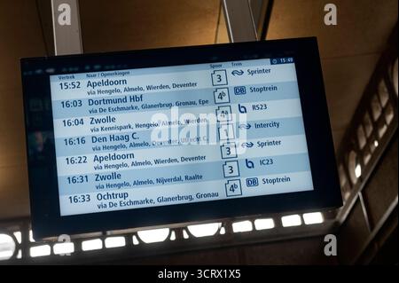 Enschede Overijssel Niederlande 26. September 2025 Abfahrten an den Bahnhof Enschede mit Abfahrten in den Niederlanden und internationalen grenzüberschreitenden Zügen DB Deutsche Bahn Regionalbahn Bahn Linie nach Dortmund und Ochtrup. International, zug, Verkehr, Passagier, Reisen, reis, Stockfoto