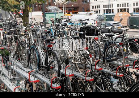 Enschede Overijssel Niederlande 26. September 2025 mehrstöckiger Fahrradparkplatz am Bahnhof Enschede. Fietsenstalling, Fahrrad, Fahrrad, Fahrräder, Fietsen, Stockfoto