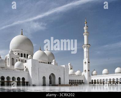 Die große Scheich-Zayed-Moschee in Abu Dhabi ist ein atemberaubendes architektonisches Wunder und eine bedeutende kulturelle und religiöse Stätte. Stockfoto