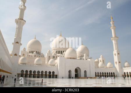 Die große Scheich-Zayed-Moschee in Abu Dhabi ist ein atemberaubendes architektonisches Wunder und eine bedeutende kulturelle und religiöse Stätte. Stockfoto