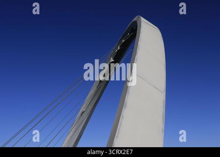 Fußgängerbrücke und wunderschöner blauer Himmel. Stockfoto
