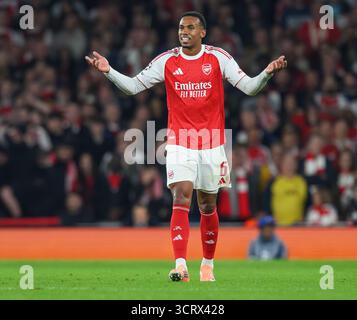 London, Großbritannien. Oktober 2025. Arsenal gegen Olympiakos - Champions League - Emirates Stadium - London. Gabriel in Aktion. Bildnachweis: Mark Pain / Alamy Live News Stockfoto