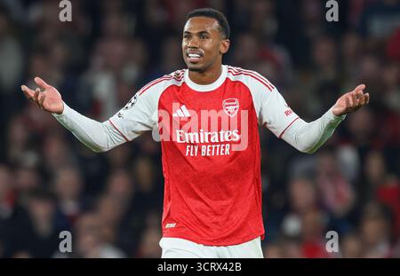 London, Großbritannien. Oktober 2025. Arsenal gegen Olympiakos - Champions League - Emirates Stadium - London. Gabriel in Aktion. Bildnachweis: Mark Pain / Alamy Live News Stockfoto