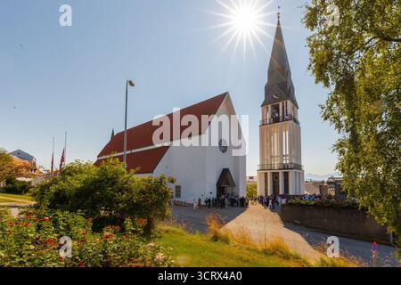 Die Kathedrale von Molde im Zentrum ist eine bedeutende norwegische Kirche im gotischen Stil, die 1957 mit einem Doppelschiff und einem 50 Meter hohen Fre geweiht wurde Stockfoto