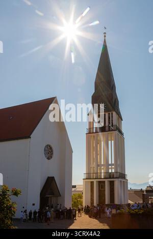 Die Kathedrale von Molde im Zentrum ist eine bedeutende norwegische Kirche im gotischen Stil, die 1957 mit einem Doppelschiff und einem 50 Meter hohen Fre geweiht wurde Stockfoto