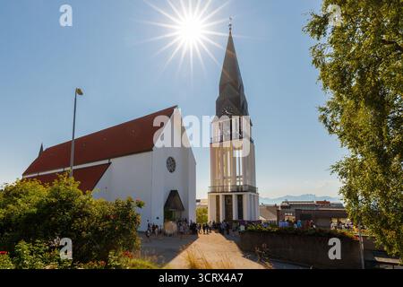 Die Kathedrale von Molde im Zentrum ist eine bedeutende norwegische Kirche im gotischen Stil, die 1957 mit einem Doppelschiff und einem 50 Meter hohen Fre geweiht wurde Stockfoto