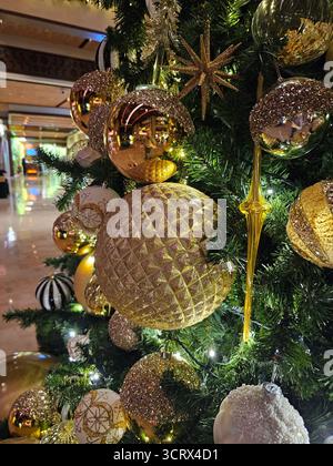 Weihnachtsbaumschmuck in einer Nahaufnahme. Stockfoto