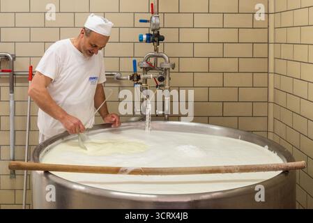 Herstellung von Ricotta-Käse in Sizilien, Italien Stockfoto