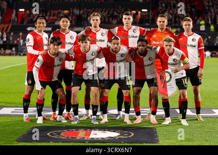 ROTTERDAM, NIEDERLANDE - 2. OKTOBER: Teamphoto vor dem Spiel mit Ayase Ueda von Feyenoord, Tsuyoshi Watanabe von Feyenoord, Luciano Valente von Feyenoord, Anel Ahmedhodzic von Feyenoord, Torhüter Timon Wellenreuther von Feyenoord, Gijs Smal von Feyenoord, Inbeom 2025 (Foto: Hans van der Valk/Orange Pictures) Stockfoto