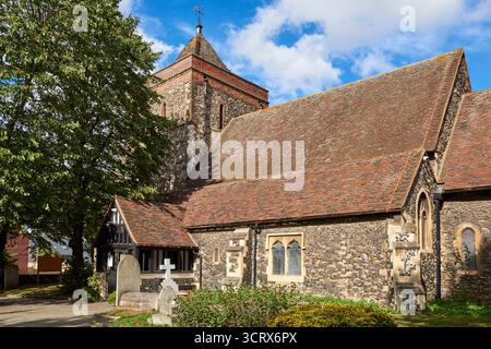 Die normannische Kirche St Helen und St Giles in Rainham im London Borough of Havering, Greater London, Großbritannien Stockfoto