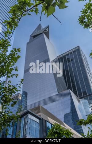 Die Edge Aussichtsplattform bei Hudson Yards in New York City, von unten gesehen mit ihrem ikonischen dreieckigen Design und moderner Architektur. Juni 2025. Stockfoto