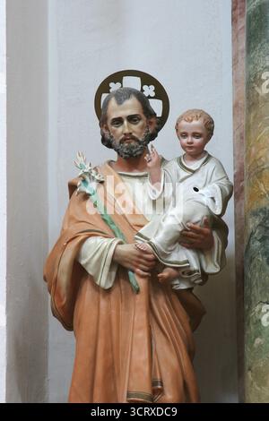 St. Joseph, Statue auf dem Altar der Muttergottes in der Pfarrkirche St. Jerome in Vizinada, Kroatien Stockfoto