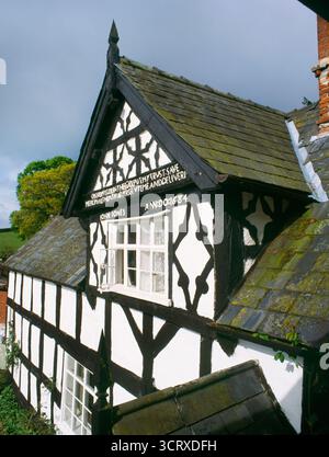 Großer Giebeldormer von 1684 auf der Rückseite (S-Seite) des Lower Gwestydd Farmhouse in der Nähe von Newton, Powys, Wales, Vereinigtes Königreich, mit christlicher aa-Inschrift. Stockfoto