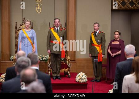Luxemburg, Luxemburg. Oktober 2025. Der neue Großherzog und die Großherzogin von Luxemburg, Stephanie (l) und Guillaume (2. V. l.), stehen mit ihren Vorgängern, dem ehemaligen Großherzog Henri und der ehemaligen Großherzogin Maria Teresa (r) nach Guillaumes Vereidigung im luxemburgischen Parlament. Quelle: Harald Tittel/dpa/Alamy Live News Stockfoto