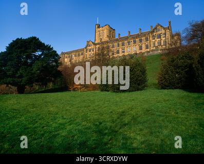 Sehen Sie sich das Main Arts Building (Old College) der Bangor University, Gwynedd, Wales, Großbritannien an, das 1911 vom Architekten Henry Hare eröffnet wurde. Stockfoto