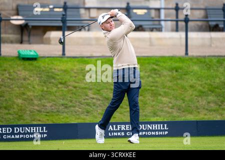St. Andrews, Schottland. Oktober 2025. Der Südafrikaner Ryan Van Velzen reißt während der zweiten Runde der Alfred Dunhill Links Championship auf dem Old Course ab. Quelle: Tim Gray/Alamy Live News Stockfoto