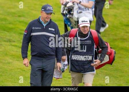 Kingsbarns, Schottland. Oktober 2025. Padraig Harrington und sein Caddie während der zweiten Runde der Alfred Dunhill Links Championship. Quelle: Tim Gray/Alamy Live News Stockfoto