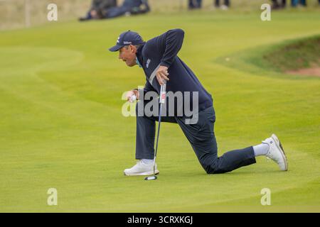 Kingsbarns, Schottland. Oktober 2025. Padraig Harrington stellt in der zweiten Runde der Alfred Dunhill Links Championship einen Putt auf. Quelle: Tim Gray/Alamy Live News Stockfoto