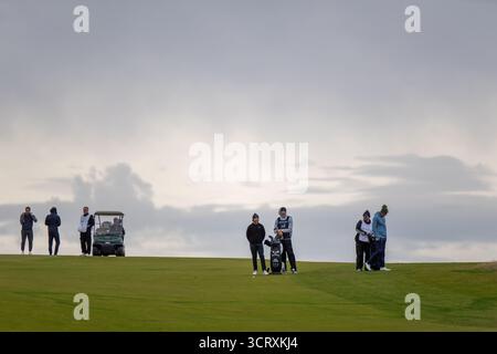 Kingsbarns, Schottland. Oktober 2025. Der Engländer Tommy Fleetwood wartet darauf, in der zweiten Runde der Alfred Dunhill Links Championship seinen Annäherungsschuss auf den 18. Platz zu spielen. Quelle: Tim Gray/Alamy Live News Stockfoto