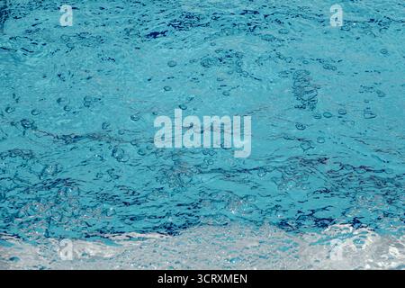 In einem Schwimmbad kräuselt sich aufgeregtes Wasser Stockfoto