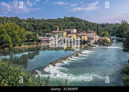 Malerisches Dorf am Fluss Mincio: Borghetto in der Gemeinde Valeggio sul Mincio, Provinz Verona, Veneto; Italien. Stockfoto