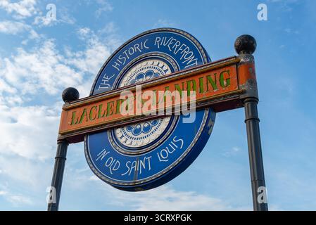 St. Louis, Missouri - USA - 21. Juli 2025: Das historische Laclede's Landing-Schild in St. Louis, Missouri, USA. Stockfoto