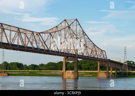 St. Louis, Missouri - USA - 21. Juli 2025: Blick auf die Martin Luther King Bridge in St. Louis, Missouri, USA. Stockfoto