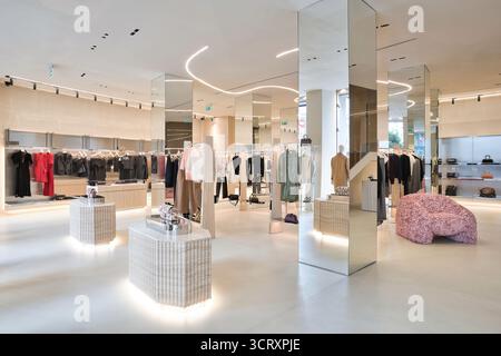 Elegantes Boutique mit verschiedenen Mode-Luxusmarken Stockfoto
