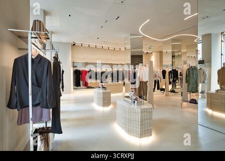 Elegantes Boutique mit verschiedenen Mode-Luxusmarken Stockfoto
