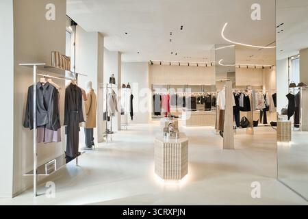 Elegantes Boutique mit verschiedenen Mode-Luxusmarken Stockfoto