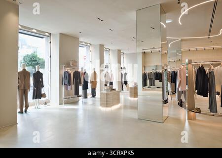 Elegantes Boutique mit verschiedenen Mode-Luxusmarken Stockfoto