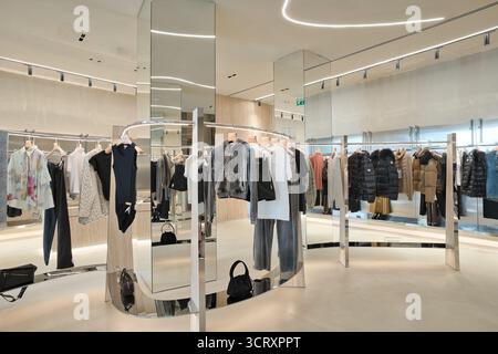 Elegantes Boutique mit verschiedenen Mode-Luxusmarken Stockfoto