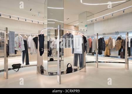 Elegantes Boutique mit verschiedenen Mode-Luxusmarken Stockfoto
