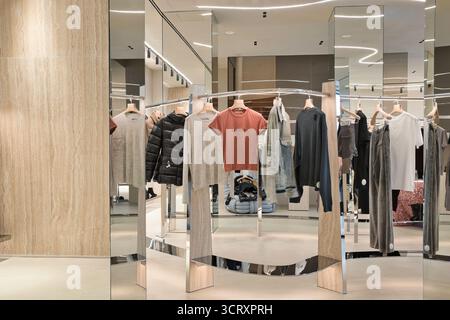 Elegantes Boutique mit verschiedenen Mode-Luxusmarken Stockfoto