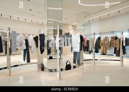 Elegantes Boutique mit verschiedenen Mode-Luxusmarken Stockfoto