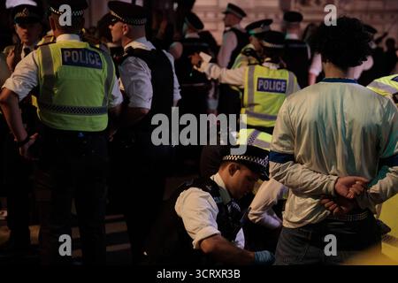 London, Großbritannien. Oktober 2025. Polizeibeamte verhaften einen pro-palästinensischen Aktivisten, der in Whitehall gegen Israels Abfangen in internationalen Gewässern der Globalen Sumud-Flotte (GSF) in Gaza protestiert hatte. Ähnliche Proteste fanden auf der ganzen Welt statt, als Reaktion auf das Abfangen der Flotte für humanitäre Hilfe, die versuchte, die Belagerung von Gaza zu brechen. Quelle: Mark Kerrison/Alamy Live News Stockfoto
