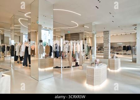 Elegantes Boutique mit verschiedenen Mode-Luxusmarken Stockfoto