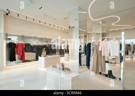 Elegantes Boutique mit verschiedenen Mode-Luxusmarken Stockfoto