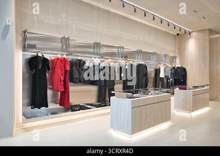 Elegantes Boutique mit verschiedenen Mode-Luxusmarken Stockfoto