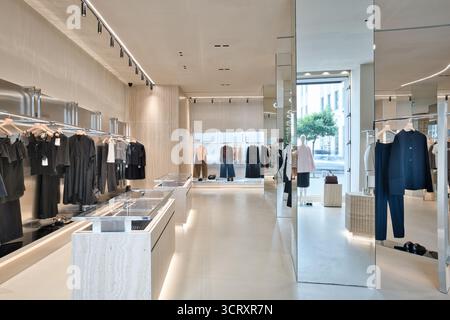Elegantes Boutique mit verschiedenen Mode-Luxusmarken Stockfoto