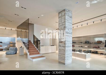 Elegantes Boutique mit verschiedenen Mode-Luxusmarken Stockfoto
