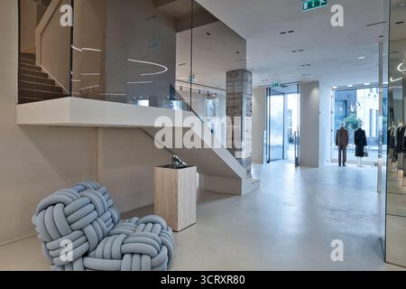 Elegantes Boutique mit verschiedenen Mode-Luxusmarken Stockfoto