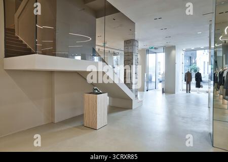 Elegantes Boutique mit verschiedenen Mode-Luxusmarken Stockfoto