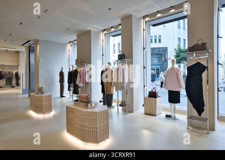 Elegantes Boutique mit verschiedenen Mode-Luxusmarken Stockfoto