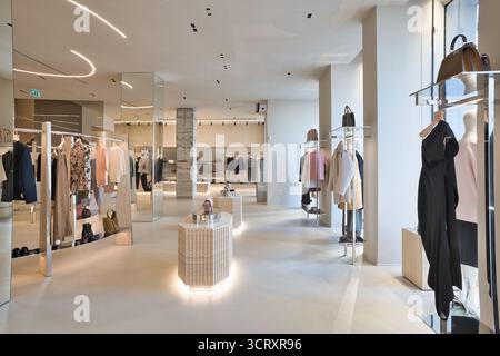 Elegantes Boutique mit verschiedenen Mode-Luxusmarken Stockfoto