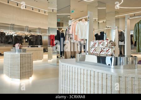 Elegantes Boutique mit verschiedenen Mode-Luxusmarken Stockfoto