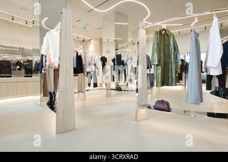 Elegantes Boutique mit verschiedenen Mode-Luxusmarken Stockfoto