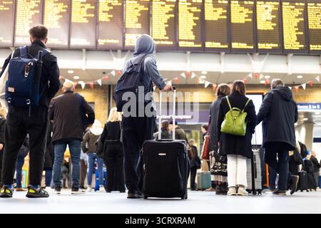 Pendler und Reisende fahren durch den Bahnhof King’s Cross, einen der verkehrsreichsten Verkehrsknotenpunkte Londons. Quelle: Sinai Images Stockfoto